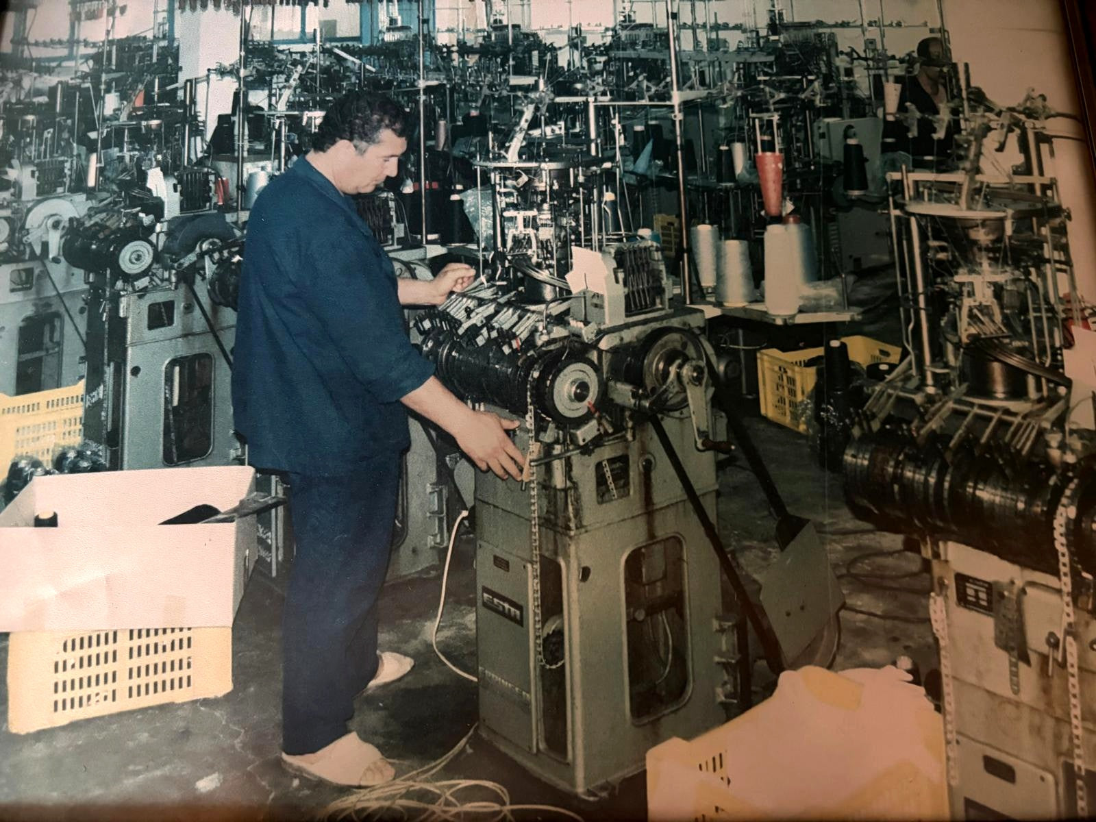 Arbeit an einer Maschine im ehemaligen Howana-Betrieb in Tunis